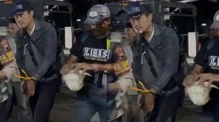 PRIA ANCAM BOM: Slamet Riyanto (49), pria yang diduga meresahkan warga dengan pengancaman di kawasan Jalan Watu Kaji Raya, Gedawang, Banyumanik, Kota Semarang, Kamis (16/4/2026) malam, untuk dibawa ke Mapolsek Banyumanik.