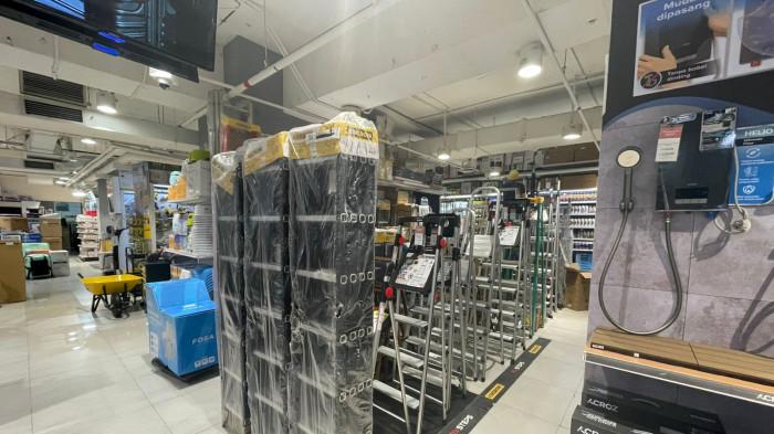 PRODUK- Beberapa produk perkakas yang ada di Store Azko Cambrigde Mall Medan