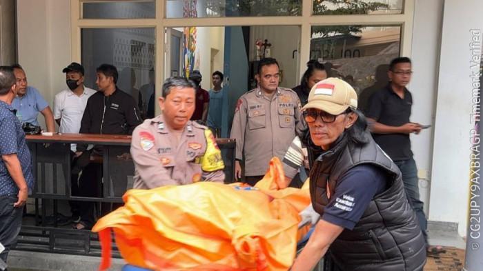 PROSES EVAKUASI DOSEN- Kepolisian melakukan evakuasi mayat perempuan berinisial DDL di sebuah kamar hotel Jalan Telaga Bodas Raya Nomor 11 Karangrejo, Gajahmungkur, Kota Semarang, Senin (17/11/2025). Korban merupakan dosen muda di Universitas 17 Agustus 1945 Semarang (Untag) yang ditemukan tewas pertama kali oleh seorang polisi berpangkat AKBP.