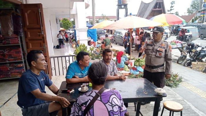 Kanit Binmas Bersama Personil Polsek Balige Dengar Curhatan dan Keluhan Warga