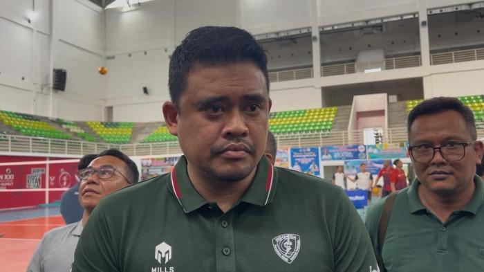 PSMS MEDAN-Gubsu Bobby Nasution ketika diwawancarai awak media di GOR Voli Indoor Sumut, Jumat (14/11/2025). Gubsu Bobby minta seluruh pihak introspeksi diri setelah PSMS Medan mendapatkan sanksi tegas dari Komdis PSSI. 