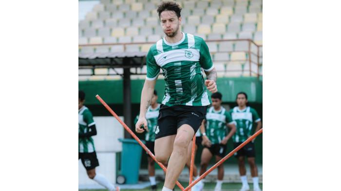 PSMS MEDAN-Pemain asing PSMS Medan Felipe Cadenazzi menjalani latihan fisik di Stadion Mini Disporasu, Rabu (21/1/2026). Felipe Cadenazzi berpeluang main lawan Garudayaksa FC setelah jalani hukuman empat pertandingan di Pegadaian Championship musim 2025/2026.