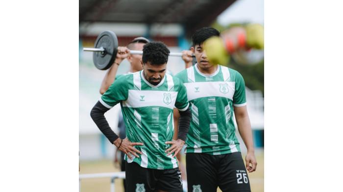 PSMS MEDAN-Penggawa PSMS Medan Rifal Lastori (kiri) dan Kardinata Ginting (kanan) saat menjalani latihan di Stadion Mini Disporasu, beberapa waktu lalu. PSMS Medan mulai kembali menggelar latihan setelah menelan kekalahan pada pekan ke-14 kompetisi Pegadaian Championship musim 2025/2026.