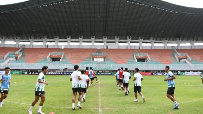 LATIHAN PSMS -  PSMS Medan menjalani latihan jelang laga penting menghadapi Persikad Depok pada lanjutan kompetisi Grup A wilayah barat, Sabtu (3/1/2026) di Stadion Pakansari, Bogor.