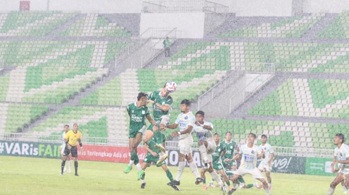 PSMS VS PSPS- Pesepakbola PSMS Medan saling berebut bola dengan pesepakbola PSPS Pekanbaru pada lanjutan pertandingan Pegadaian Championship Musim 2025/2026, di Stadion Utama Sumatera Utara, Deliserdang, Rabu (19/11/2025).  PSMS Medan bermain imbang dengan PSPS, skor 1-1.