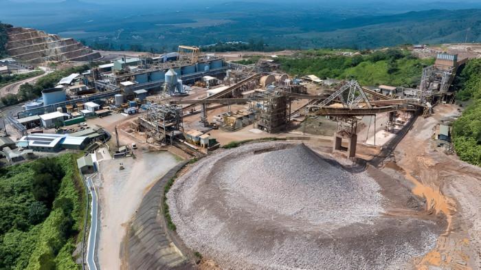 MEMBELAH BUKIT- Tambang PT Agincourt Resources yang membelah kawasan bukit. Tampak areal di sekitarnya berdiri tiang-tiang besi.