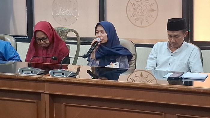 PUTRI AHMAD BAHAR - Putri penulis dan pegiat media sosial Ahmad Bahar, Ilma Sani Fitriana, saat konferensi pers di kantor PP Muhammadiyah, Jakarta Pusat pada Selasa (19/5/2026).