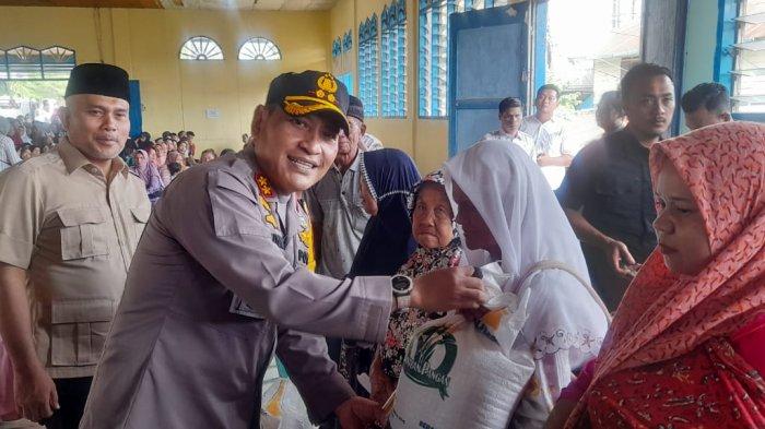 Bersama Forkopimda Kapolres Padangsidimpuan Salurkan Cadangan Beras Untuk Ratusan Masyarakat