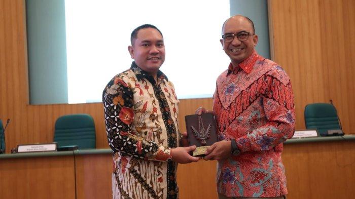 Bupati Pakpak Bharat, Franc Bernhard Tumanggor menandatangani kesepakatan kerja sama antara Pemerintah Kabupaten (Pemkab) Pakpak Bharat dengan Universitas Gajah Mada (UGM) di Ruang Multi Media I, Kampus UGM, Yogyakarta, Selasa (22/11/2022).