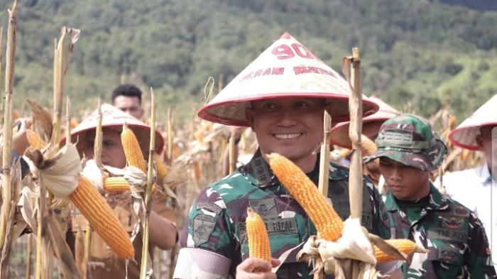 Batalyon Infanteri TP 906/Sanalenggam menggelar panen perdana jagung di lahan seluas 6 hektar di Desa Penanggalen Binanga Boang, Kecamatan Salak, Kabupaten Pakpak Bharat, Sumatera Utara, Senin (15/6/2026).