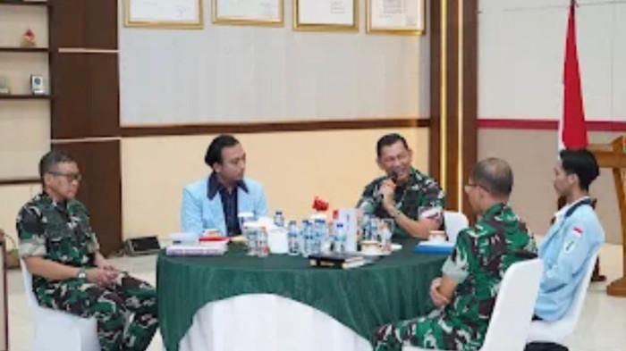 UTAMAKAN DIALOG: Pangdam XXI/Radin Inten, Mayjen TNI Kristomei Sianturi, S.Sos., M.Si. (Han) berdialog dengan massa Aliansi Lampung Melawan di Gapura Kantor DPRD Provinsi Lampung, Kamis (7/5/2026). Ia terlihat mengedepankan gaya kepemimpinan yang humanis, terbuka, dan responsif dalam merangkul elemen masyarakat Provinsi Lampung.