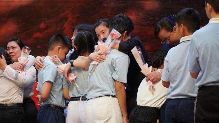 Perayaan Waisak oleh Yayasan Buddha Tzu Chi, Minggu (10/5)  juga diisi dengan Peringatan Hari Ibu Internasional. Para siswa Kelas Budi Pekerti Tzu Chi memberikan bunga kepada orang tua mereka, sebagai bentuk ungkapan kasih sayang dan rasa terima kasih atas pengorbanan yang telah diberikan selama ini.