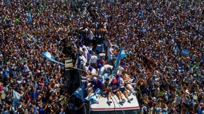 PARADE Juara Piala Dunia 2022 Argentina, Penuh Lautan Manusia, Messi Cs Sampai Diangkut Helikopter