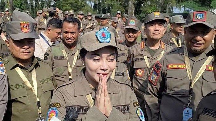 IKUT RETREAT - Bupati Brebes Paramitha Widya Kusuma yang juga kader PDI-P saat mengikuti orientasi kepala daerah di Magelang, Jawa Tengah, Sabtu (22/2/2025). Ia tetap ikut meski Ketua PDIP, Megawati Soekarnoputri memberikan instruksi kepala daerah dari PDIP untuk batal ikut retreat.
