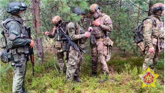 Pasukan tentara bayaran Rusia Wagner Grup dan militer Belarusia latihan tempur bersama di perbatasan Polandia tepatnya di Kota Brest pada 20 Juli 2023. Latihan bersama pasukan bayaran Rusia dan militer Belarusia ini di tengah meningkatnya ketegangan antara Polandia-Belarusia (Rusia). (Belarus' Defense Ministry/Handout/AP/File)
