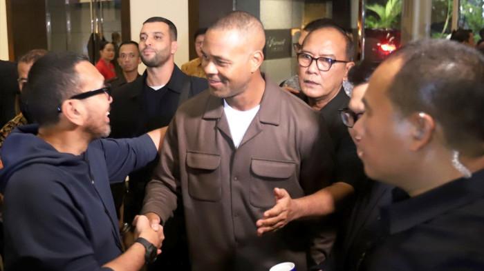 PATRICK KLUIVERT - Patrick Kluivert disambut petinggi PSSI saat tiba di Hotel Fairmont, Jakarta Selatan, 11 Januari 2025, usai ditetapkan sebagai Pelatih Kepala Indonesia menggantikan Shin Tae-yong. PSSI memecat Patrick Kluivert menyusul hasil buruk di kualifikasi keempat Piala Dunia 2026. (TRIBUNNEWS/JEPRIMA)