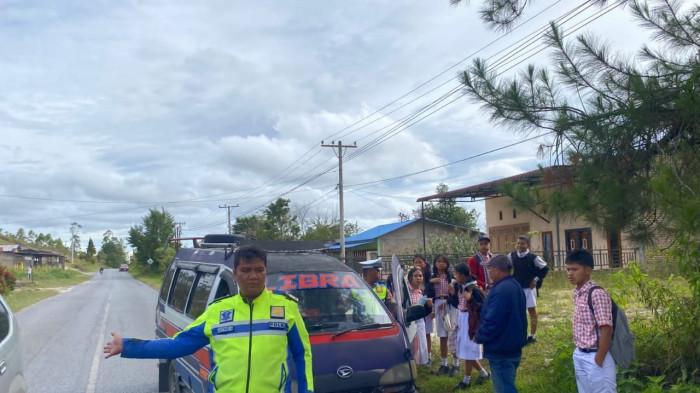 Satlantas Humbahas Bertindak Cepat, Tegur Sopir Angkutan yang Abaikan Keselamatan Pelajar