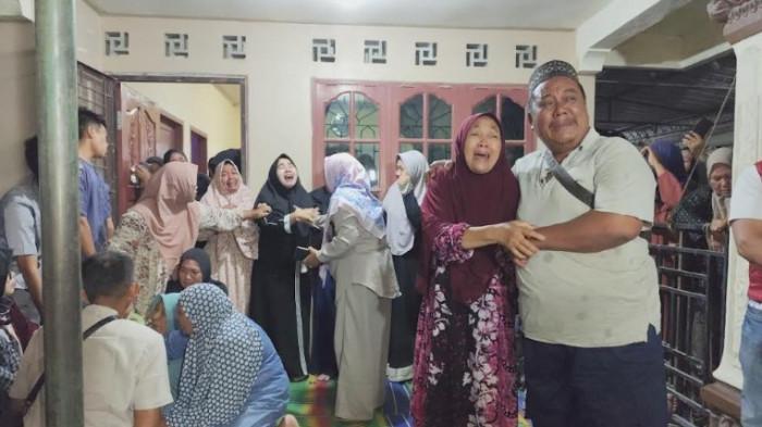 TANGIS PECAH - Pecah, tangis keluarga besar Pratu Farkhan Syauqi Marpaung saat tiba di kediamannya di Dusun IV, Desa Hessa Air Genting, Air Batu, Kabupaten Asahan, Sabtu (3/1/2026) dini hari. Sanak keluarga saling berpegangan satu dengan yang lain untuk saling menguatkan sembari menunggu peti jenazah diturunkan dari Ambulans.