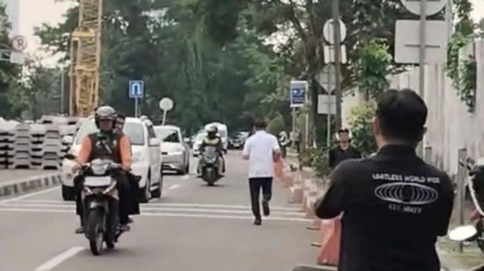 PEGAWAI PAJAK LARI - Pegawai Direktorat Jenderal Bea dan Cukai (DJBC) Kementerian Keuangan, Ahmad Dedi berlari ke luar Gedung Merah Putih KPK, Jakarta usai diperiksa sebagai saksi terkait kasus suap importasi barang pada Jumat (8/5/2026).(Sumber istimewa )