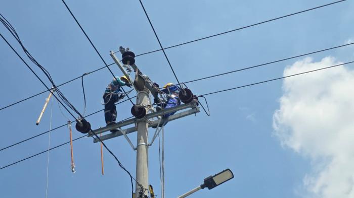 Pekerjaan penyambungan jaringan listrik