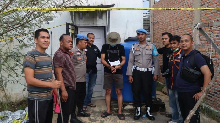 DITANGKAP - Polisi menangkap W, anggota Propam Polres Tebo, yang membunuh EY (37) dosen di Kabupaten Bungo, Provinsi Jambi, Minggu (2/11/2025). 