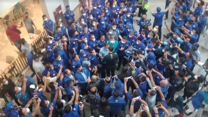 Bandara Kualanamu Membiru, Seribuan Kader Partai Demokrat Sambut Kedatangan AHY dan Annisa Pohan