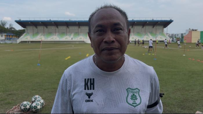 Pelatih Kepala PSMS Medan, Kas Hartadi ketika diwawancara wartawan Tribun Medan di Stadion Mini Disporasu, Rabu (3/12/2025) sore. Kas Hartadi bersama para pemain PSMS Medan kompak mengenakan pita hitam sebagai simbol duka mendalam yang tengah dirasakan masyarakat Sumatera. 