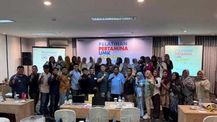 UMKM ACADEMY - Peserta berfoto bersama usai kegiatan Pelatihan Pertamina UMK Academy 2025 yang digelar oleh Subholding Upstream Regional 1 Zona 1 PT Pertamina Hulu Energi di Karibia Boutique Hotel Medan, Rabu (22/10/2025). Kegiatan ini menghadirkan berbagai narasumber profesional untuk memperkuat kapasitas pelaku UMK agar naik kelas melalui materi Go Modern, Go Digital, Go Online, Go Global, serta Go Green Business.