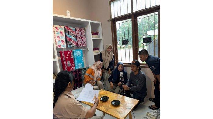 Pelatihan digital marketing, photo dan video grafik untuk meningkatkan skill tim pengelola di Bagas Silua.