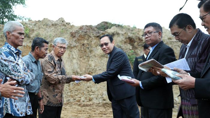 Peletakan batu pertama gkps di salak