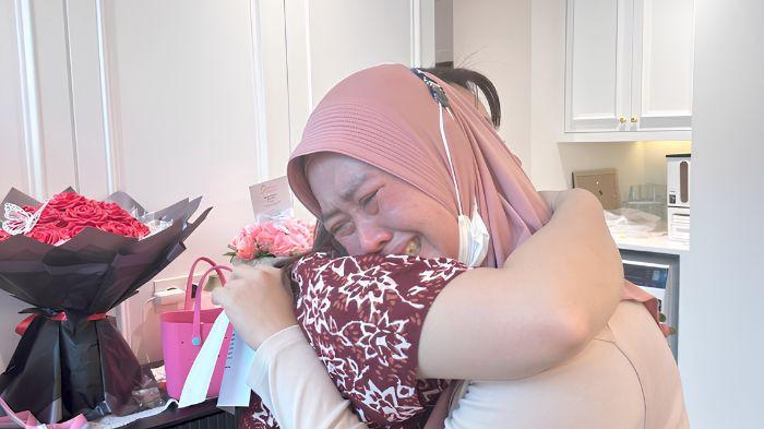 Pelukan hangat penuh air mata haru dari Sus saat menerima kejutan ulang tahun.