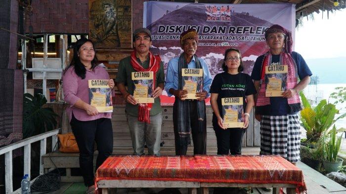 Peluncuran buku yang menarasikan perjuangan masyarakat adat di Tanah Batak. Buku ini berisi refleksi perjalanan masyarakat adat di kawasan Danau Toba.