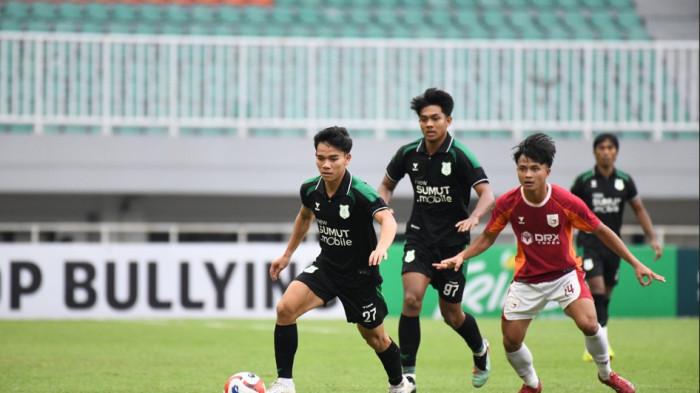PSMS MEDAN - Pemain PSMS Medan Adlin Cahya menggiring bola melewati pemain Garudayaksa FC di Stadion Pakansari, Bogor, Minggu (25/1/2026) sore. PSMS Medan kembali ke Medan setelah kalah lawan Garudayaksa FC di pekan ke-17 Pegadaian Championship musim 2025/2026.