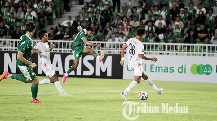 Pemain PSMS Medan Rifal Lastori (kanan kedua) melepaskan tendangan ke arah gawang Sumsel United dalam lanjutan Pegadaian Championship di Stadion Utama Sumatera Utara, Kabupaten Deli Serdang, Minggu (28/9/2025). PSMS Medan bertekad curi poin dari markas Sumsel United FC di pekan ke-12 Pegadaian Championship musim 2025/2026.