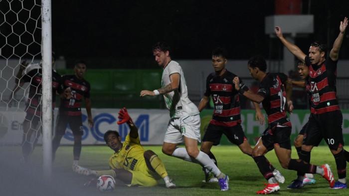 PSMS MEDAN - Pemain asing PSMS Medan Felipw Cadenazzi saat hendak memanfaatkan peluang di kemelut gawang Persekat Tegal di Stadion Tri Sanja, Tegal, Sabtu (21/2/2026). PSMS Medan telan kekalahan dengan skor 0-2 atas tuan ruamh Persekat Tegal di pekan ke-20 Pegadaian Championship musim 2025/2026.