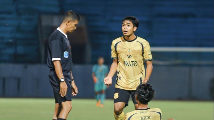 PSDS DELI SERDANG - Pemain PSDS Deli Serdang tampak protes terhadap wasit saat melawan Nusantara Lampung FC di Liga Nusantara 2025-2026 pekan ke-2.