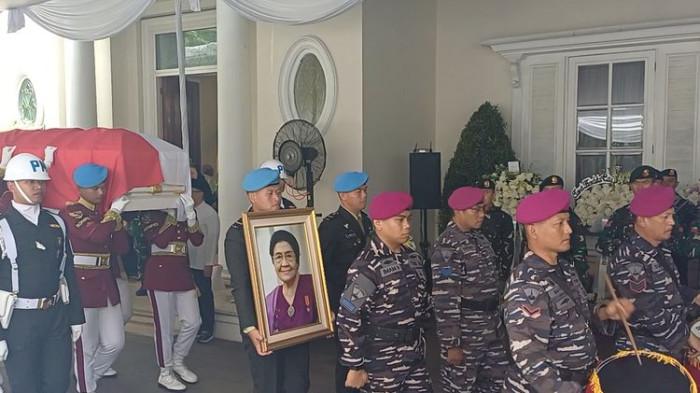 Pemakaman Karlinah Istri Wapres Ke 4