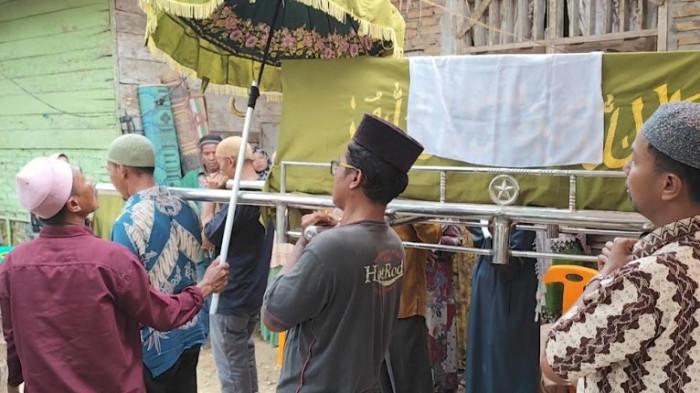 PEMAKAMAN - Jenazah Almarhumah Arika Sahfitri saat hendak dimakamkan di Dusun I Tambusai, Desa Besilam, Kecamatan Padang Tualang, Kabupaten Langkat, Sumatera Utara, Jumat (27/3/2026).