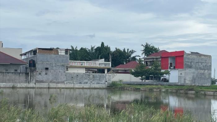 CAFE dan KOS : Pemandangan di sekitaran Bangunan Cafe dan kos-kosan milik Jaksa Nara Palentina Naibaho di Desa Bakaran Batu Lubuk Pakam, Selasa (17/12/2025). Sang Jaksa sempat melaporkan kalau harta kekayaannya 4 juta di LHKPN.