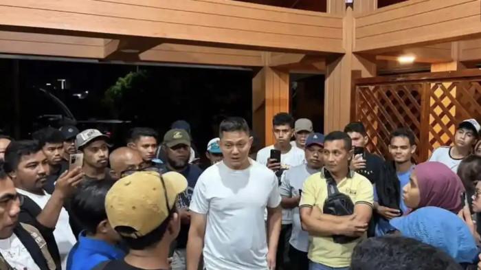 PEMBUBARAN NOBAR - Kegiatan nobar dan diskusi film dokumenter Pesta Babi di Benteng Oranje dibubarkan aparat TNI pada Jumat malam. AJI Ternate dan SIEJ Maluku Utara menilai tindakan tersebut sebagai bentuk intimidasi terhadap kebebasan berekspresi dan ruang demokrasi sipil, Jumat (8/5/2026).