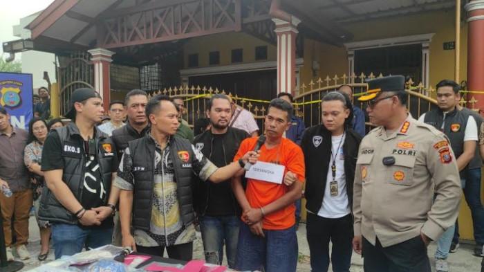 PEMBUNUHAN DI MEDAN HELVETIA: Momen Kapolrestabes Medan Kombes Gidion Arif Setyawan (Kanan) dan Kasat Reskrim Polrestabes Medan AKBP Bayu Putro Wijayanto (kiri) menginterogasi Riswan Lubis (tengah) pelaku pembunuhan nenek 72 Tahun di Helvetia, bernama Amimah Agama, Jumat (25/7/2025). Pelaku membunuh, menguras harta benda korban, lalu ditangkap di Tapanuli Selatan. (TRIBUN MEDAN/FREDY SANTOSO)