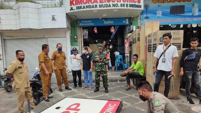 Satpol PP Tumbangkan Reklame Toko Elektronik Sepanjang Jalan Iskandar Muda Medan