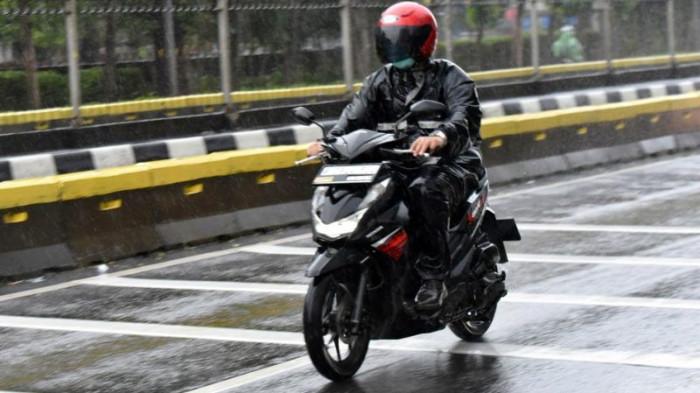 Pemotor Wajib Tahu! Begini Cara  Cari Aman Pilih Mantel Hujan Untuk Berkendara