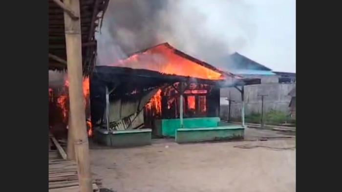 KEBAKARAN : Penampakan api yang begitu besar dan membakar rumah korban pasangan suami istri di Dusun I Desa Rugemuk Kecamatan Pantai Labu Deli Serdang, Selasa (10/3/2026). Korban tewas terpangang saat berada di dalam rumah.