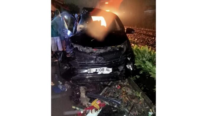 Penampakan mobil Daihatsu Sigra bernomor polisi BK 1408 AEI ditabrak Kereta Api KA RU71-2 Rangkaian Sri Lelawangsa, rute Medan-Binjai di perlintasan kereta api Medan-Binjai, tepatnya di Desa Mulio Rejo/Lalang, Kecamatan Sunggal, Kabupaten Deli Serdang, Minggu (19/10/2025)