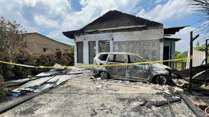 LUDES TERBAKAR: Penampakan rumah korban yang hangus terbakar Senin (27/10/2025) dini hari. Korban tewas salah satunya adalah mahasiswi kedokteran. (dra/tribun-medan.com).