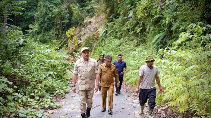 Penanganan longsor di jalan penghubung Lagan-Pagindar Selasa