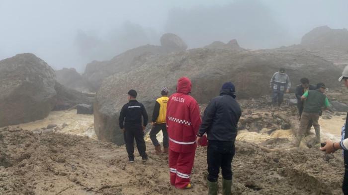 Pencarian korban tanah longsor yang terjadi di Desa Panggugunan, Kecamatan Pakkat, Kabupaten Humbanghasundutan (Humbahas), hingga Kamis (27/11/2025) pukul 15.00 WIB masih terus dilakukan oleh tim gabungan.