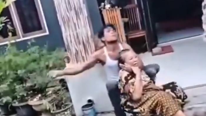 SANDERA NENEK-NENEK - Terekam momen seorang pria bernama Nurmansyah Barus (33) diduga melakukan pencurian sekaligus menyandera seorang perempuan lanjut usia bernama Darmawati Hasibuan