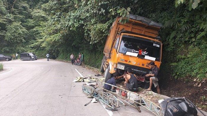 Bak Film Aksi, Warga Kejar Truk Pencurian Kabel, Tiga Mobil dan Satu Motor Ringsek di Tabrak Pelaku